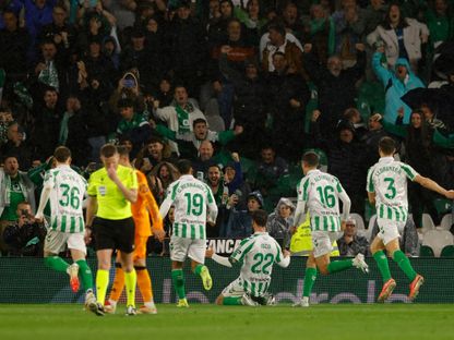 إيسكو لاعب ريال بيتيس يحتفل بشكل صاخب بالتسجيل ضد ريال مدريد - 1 مارس 2025 - Reuters