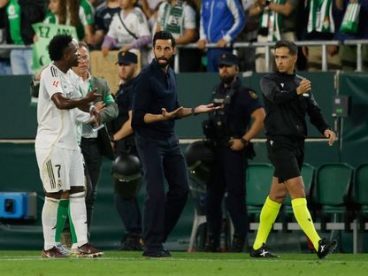 ألفارو أربيلوا مدرب ريال مدريد وفينيسيوس خلال مواجهة ريال بيتيس في الدوري الإسباني - 24 أبريل 2026 - Reuters