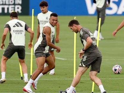 تشابي ألونسو مدرب ريال مدريد يشارك مع كيليان مبابي في التدريبات قبل مواجهة دورتموند بمونديال الأندية - 2 يوليو 2025 - x@diarioas