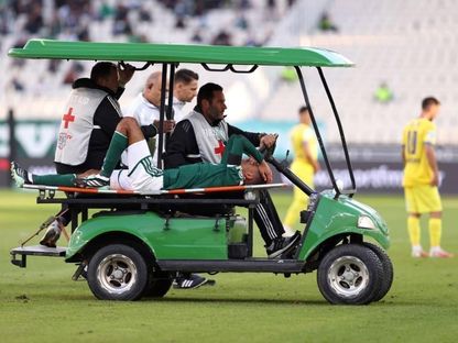عز الدين أوناحي لاعب باناثينايكوس خلال إصابته في مباراة أستيراس بالدوري اليوناني - 18 أكتوبر 2026 - X/@paofc_