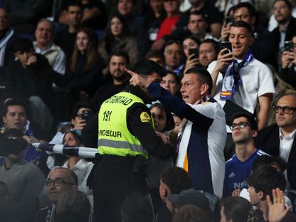 أحد جماهير ريال مدريد في مشادة مع رجال الأمن بعد احتجاجه على فلورنتينو بيريز رئيس النادي - 14 مايو 2026 - Reuters