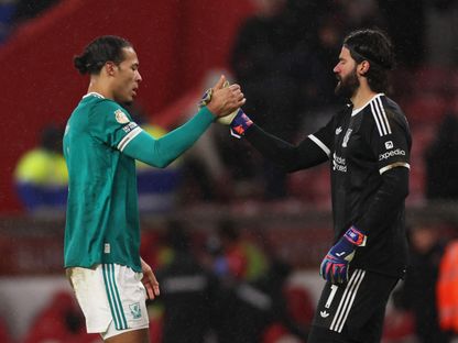 الحارس أليسون بيكر والمدافع فيرجيل فان دايك لاعبا ليفربول خلال مواجهة سندرلاند في الدوري الإنجليزي الممتاز - 12 فبراير 2026 - REUTERS