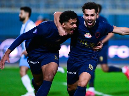 حسام عبد المجيد (إلى اليسار) مدافع الزمالك يحتفل بهدفه في مرمى بيراميدز في الدوري المصري - 1 مارس 2026 - X/@ZSCOfficial