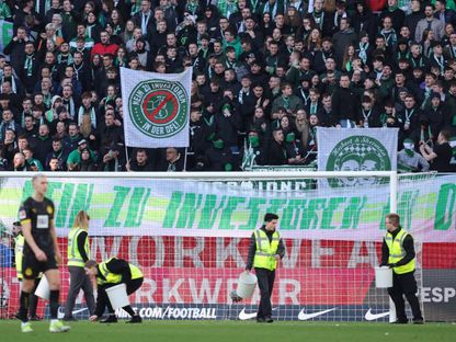 احتجاج الجماهير خلال مباراة فولفسبورغ وبوروسيا دورتموند في الدوري الألماني - AFP