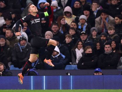 أليكس غريمالدو يحتفل بتسجيل هدف تقدم باير ليفركوزن أمام مانشستر سيتي في دوري أبطال أوروبا - 25 نوفمبر 2025 - Reuters