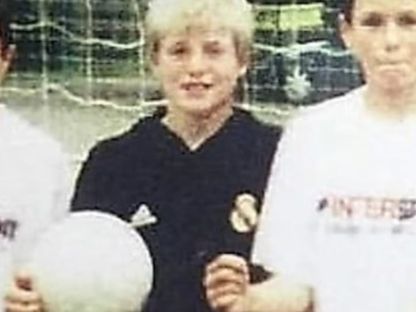 توني كروس (وسط الصورة) بقميص ريال مدريد الثاني لموسم 2001-2002 - متداول