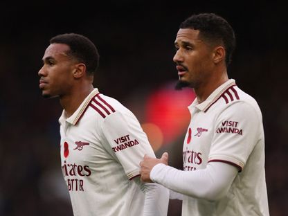 ويليام ساليبا وغابرييل مدافعا أرسنال خلال مواجهة بيرنلي في الدوري الإنجليزي الممتاز - 1 نوفمبر 2025 - REUTERS
