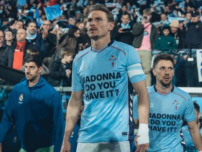لاعبو سيلتا فيغو يحملون رسالة إلى مادونا خلال مواجهة ريال مدريد - 6 مارس 2026 - x@RCCelta