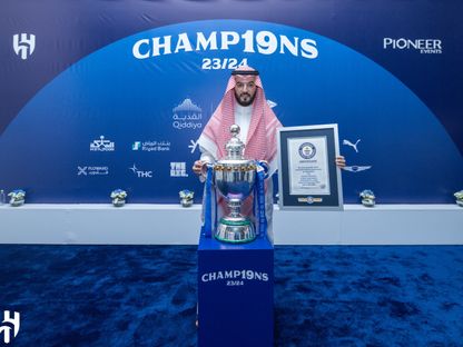 رئيس نادي الهلال فهد بن نافل مع كأس الدوري السعودي وشهادة موسوعة غينيس للأرقام القياسية إثر تحقيقه 34 فوزاً متتالياً - 24 مايو 2024 - X/@Alhilal_FC