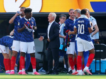 تشواميني لاعب فرنسا مع المدرب ديدييه ديشان أمام السويد - 30 يونيو 2026 - Reuters