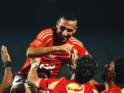 لاعبو الأهلي يحملون على معلول على الأعناق في مباراته الأخيرة مع الفريق في الدوري أمام فاركو - 28 مايو 2025 - FACEBOOK/ALAHLY