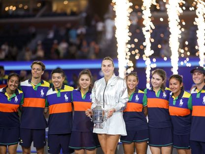 أرينا سابالينكا تحتفل بلقب بطولة أميركا المفتوحة للتنس مع جامعي الكرات - 6 سبتمبر 2025 - REUTERS