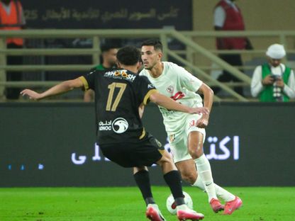 أحمد فتوح لاعب الزمالك في مواجهة أحد لاعبي بيراميدز في كأس السوبر المصرية - 6 نوفمبر 2025 - fb/@Zamalek SC
