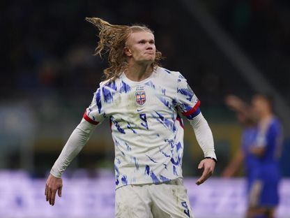 إيرلينغ هالاند مهاجم النرويج يحتفل بهدفه الأول في مرمى إيطاليا في تصفيات كأس العالم - 16 نوفمبر 2025 - Reuters