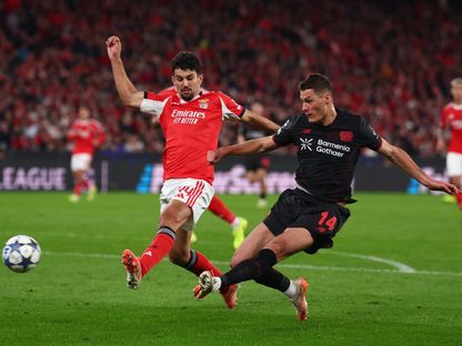 باتريك شيك وتوماس أراوخو من مباراة بنفيكا وباير ليفركوزن بدوري أبطال أوروبا - 5 نوفمبر 2011 - Reuters