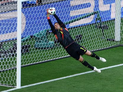 مانويل نوير حارس ألمانيا يتصدى ببراعة لإحدى محاولات المجر خلال مباراة المنتخبين في "يورو 2024" - 19 يونيو 2024 - REUTERS