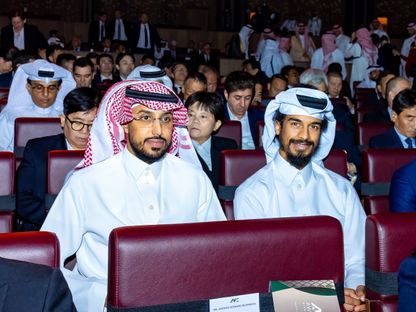 أكرم عفيف بجانب سالم الدوسري خلال حفل توزيع جوائز الاتحاد الآسيوي لكرة القدم 2025 - 16 أكتوبر 2025 - X/@thmanyahsports