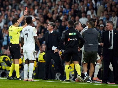 الحكم أليخاندرو كينتيرو غونزاليس يطرد ألفارو كاريراس خلال مباراة ريال مدريد وسيلتا فيغو بالدوري الإسباني - 7 ديسمبر 2025 - Reuters