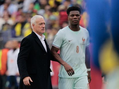 أوريليان تشواميني لاعب وسط فرنسا ومدربه ديدييه ديشان خلال مباراة البرازيل الودية - 26 مارس 2026 - Reuters