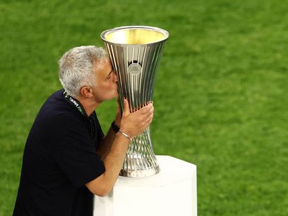 جوزيه مورينيو مدرب روما يقبل كأس دوري المؤتمر الأوروبي بعد الفوز على فينورد في النهائي - 25 مايو 2022 - REUTERS