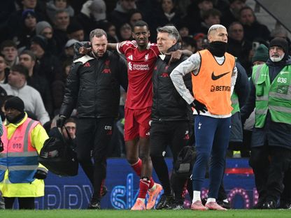 ألكسندر إيزاك مهاجم ليفربول لدى استبداله بعد إصابته أمام توتنهام في الدوري الإنجليزي - 20 ديسمبر 2025 - Reuters