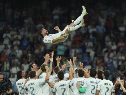 لاعبو ريال مدريد يقذفون داني كارفاخال في الهواء بعد مباراته الأخيرة مع الفريق ضد أتلتيك بلباو في "سانتياغو برنابيو" - 23 مايو 2026 - REUTERS