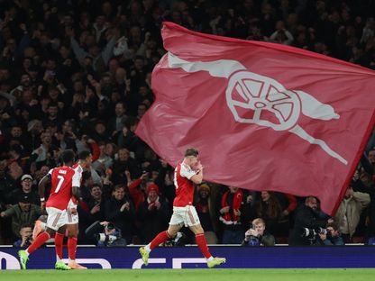 فيكتور غيوكيريس مهاجم أرسنال يحتفل بعد تسجيله الهدف الرابع في شباك أتلتيكو مدريد - 21 سبتمبر 2025 - REUTERS