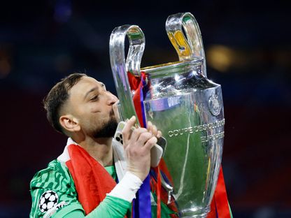 جيانلويجي دوناروما حارس باريس سان جيرمان يحمل كأس دوري أبطال أوروبا - 31 مايو 2025 - Reuters