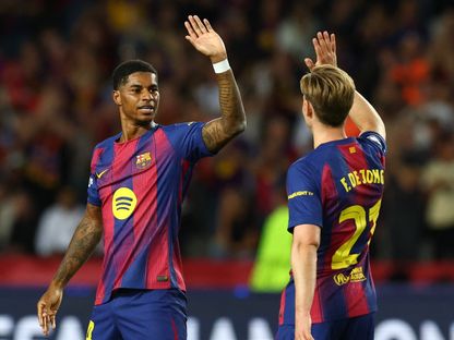 ماركوس راشفورد وفرينكي دي يونغ من مباراة برشلونة وأولمبياكوس بدوري أبطال أوروبا - 21 أكتوبر 2025 - Reuters