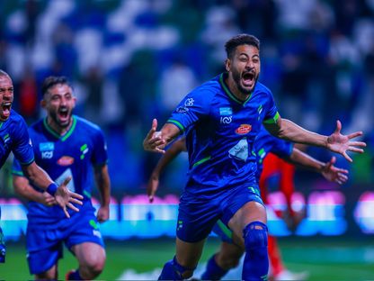 مراد باتنا نجم الفتح يحتفل بتسجيل هدف في مرمى ضمك بالدوري السعودي - 22 يناير 2025 - X/@SPL