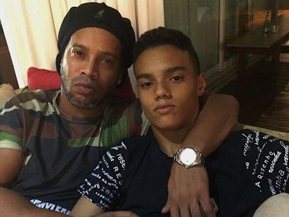 جواو مينديز رفقة والده رونالدينيو - IG/@_mendesjoao_