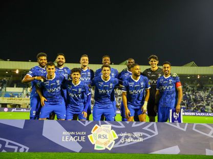 لاعبو الهلال يلتقطون صورة جماعية قبل مباراة الخليج بدوري روشن السعودي - 23 نوفمبر 2024 - X/@SPL