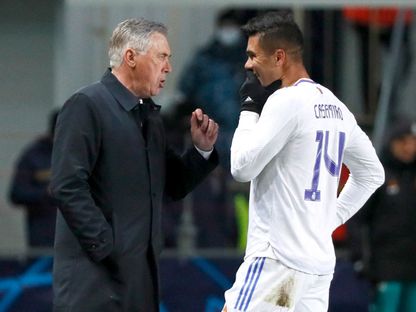 مدرب ريال مدريد كارلو أنشيلوتي يتحدث مع كاسيميرو خلال مباراة ضد شريف تيراسبول في دوري أبطال أوروبا - 24 نوفمبر 2021 - REUTERS
