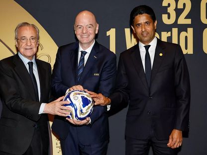 رئيس ريال مدريد فلورنتينو بيريز خلال تبادل هدايا مع رئيس باريس سان جيرمان ناصر الخليفي قبل مباراة الفريقين في كأس العالم للأندية وبدا رئيس "فيفا" جياني إنفانتينو - 9 يوليو 2025 - realmadrid.com