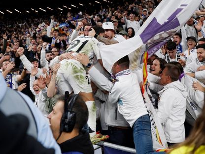 براهيم دياز لاعب ريال مدريد يحتفل مع المشجعين في برنابيو بعد التسجيل ضد أتلتيكو مدريد - 4 مارس 2025 - Reuters