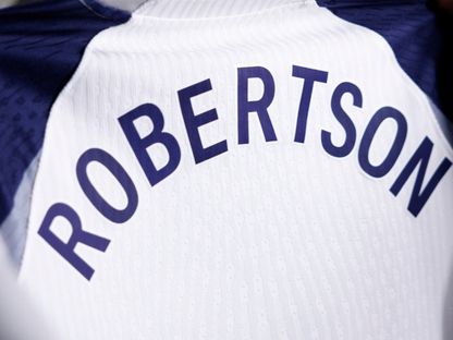 صورة لقميص أندري روبرتسون مع فريقه الجديد توتنهام هوتسبير - 5 يونيو 2026 - facebook/TottenhamHotspur