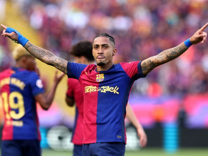 رافينيا مهاجم برشلونة يحتفل بتسجيل هدف في مرمى ريال مدريد بكلاسيكو الدوري الإسباني- 11 مايو 2025 - Reuters
