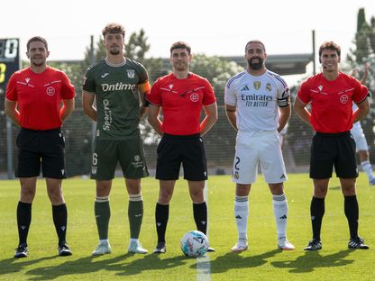 قائدا ريال مدريد وليغانيس داني كارفاخال ولالو أغيلار مع الحكام قبل مباراة ودية بين الفريقين - 8 أغسطس 2025 - X/@CDLeganes