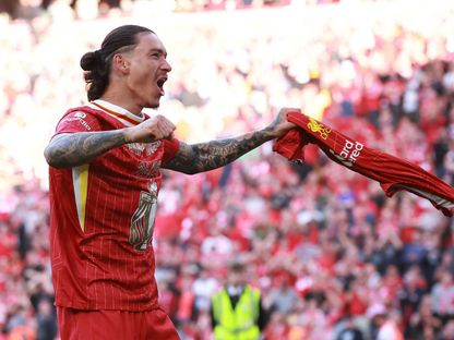 احتفال داروين نونيز بتتويج ليفربول بلقب الدوري الإنجليزي الممتاز بعد اكتساح توتنهام هوتسبير - 27 أبريل 2025 - Reuters