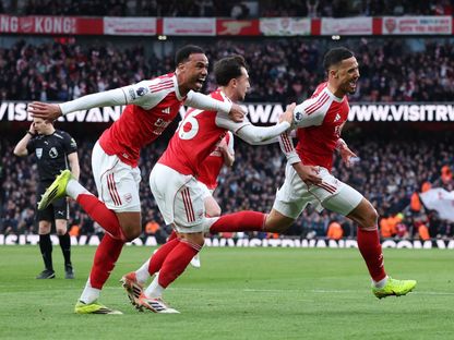 لاعبو أرسنال يحتفلون بهدف ويليام ساليبا في شباك تشيلسي بالدوري الإنجليزي الممتاز - 1 مارس 2026 - Reuters