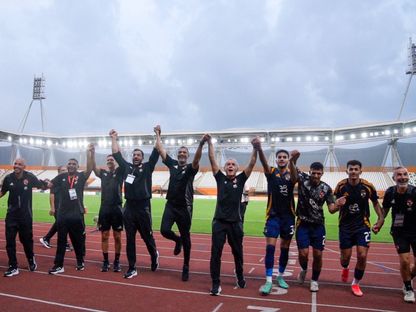 لاعبو الأهلي والجهاز الفني يحتفلون بالفوز على ستاد أبيدجان - 11 يناير 2025 - X/@AlAhly