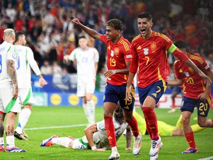 ألفارو موراتا ولامين يامال يحتفلان بعد هدف إسبانيا في مرمى إيطاليا ببطولة أوروبا - 20 يونيو 2024 - REUTERS