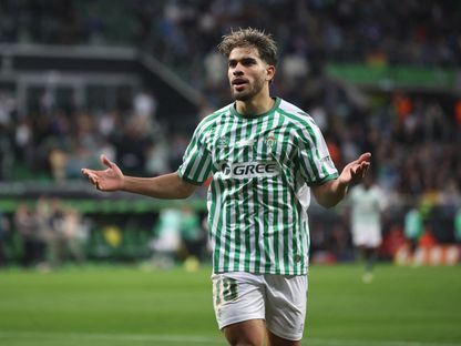 عبد الصمد الزلزولي بعد تسجيله هدفاً لريال بيتيس في مرمى تشيلسي بنهائي دوري المؤتمر الأوروبي - 28 مايو 2025 - Reuters