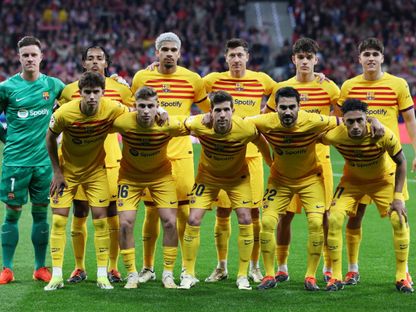 لاعبو برشلونة قبل مباراة أتلتيكو مدريد في الدوري الإسباني - 17 مارس 2024 - Reuters