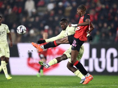 جيريمي جاكيه مدافع رين الفرنسي يبعد الكرة خلال مواجهة موناكو - 22 نوفمبر 2025 - REUTERS