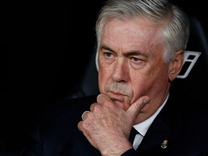 كارلو أنشيلوتي في حيرة من أمره خلال إحدى مباريات ريال مدريد بموسم 2025/2024 - Reuters