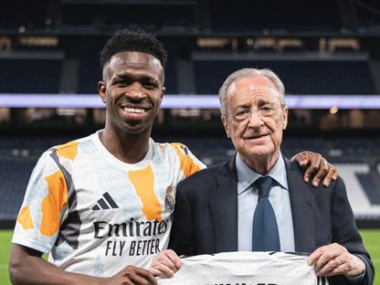 فينيسيوس مع رئيس ريال مدريد فلورنتينو بيريز بعد تحقيقه 200 فوز مع الفريق - 20 أبريل 2025 - Reuters