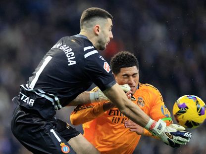 جوان غارسيا حارس إسبانيول يتصدى للكرة أمام جود بيلينغهام لاعب ريال مدريد - 2 فبراير 2025 - Reuters