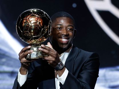 عثمان ديمبيلي لاعب باريس سان جيرمان يحتفل بفوزه بالكرة الذهبية - 22 سبتمبر 2025 - Reuters