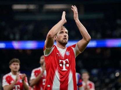 هاري كين يوجه التحية لجماهير بايرن بعد الفوز على ريال مدريد في دوري أبطال أوروبا - 7 أبريل 2026 - Reuters